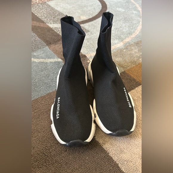 Like new barely worn - Picture 2 of 3